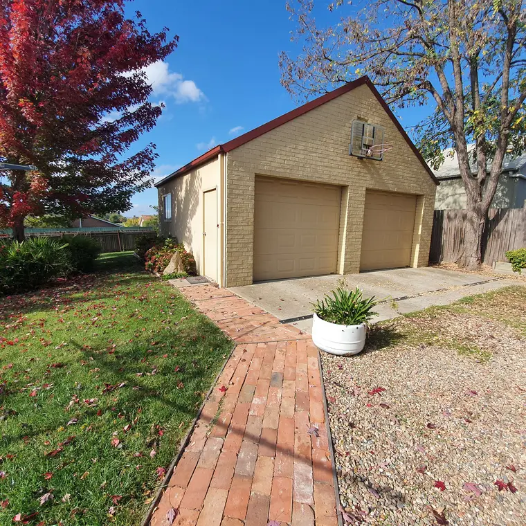 Detached garage before its exterior repaint