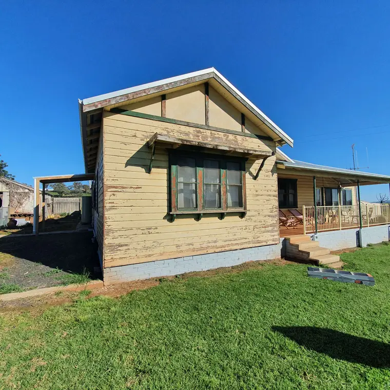 Weathered country home frontage before exterior restoration